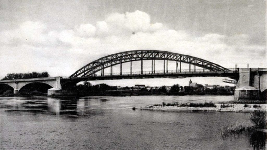 Die Oderbrücke diente vor dem Zweiten Weltkrieg als Postkartenmotiv.