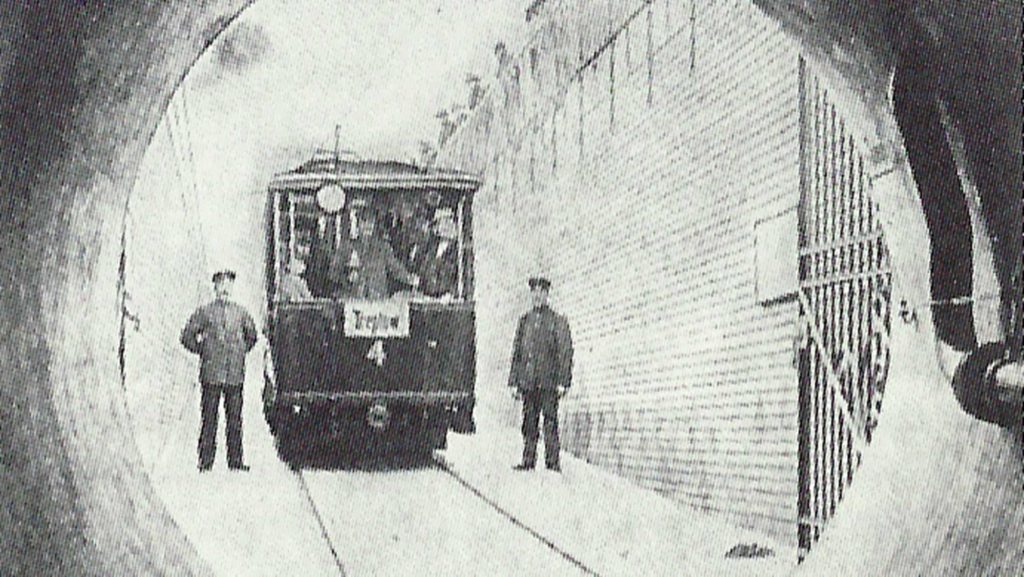 Einfahrt in den Spreetunnel im Eröffnungsjahr 1899 