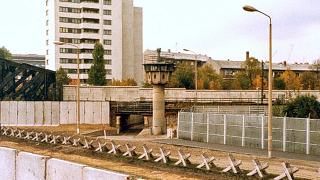 So sahen die DDR-Grenzanlagen auf dem St.-Hedwig-Friedhof im Jahr 1980 aus.