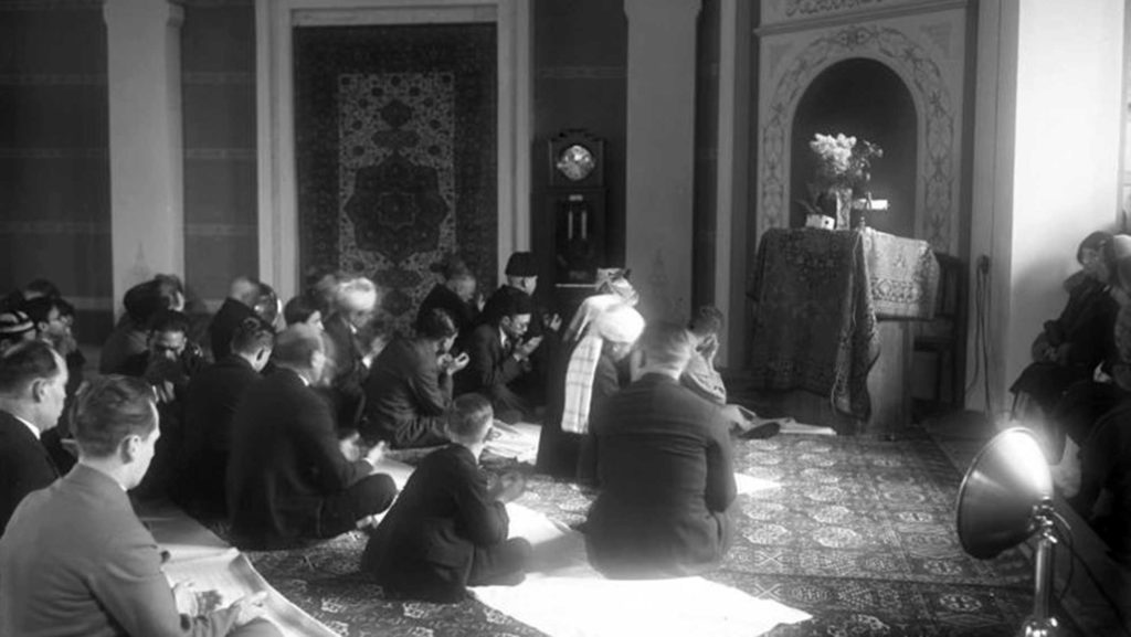 Muslime feiern im Jahr 1931 einen Gottesdienst anlässlich von Ramadan in der Moschee.