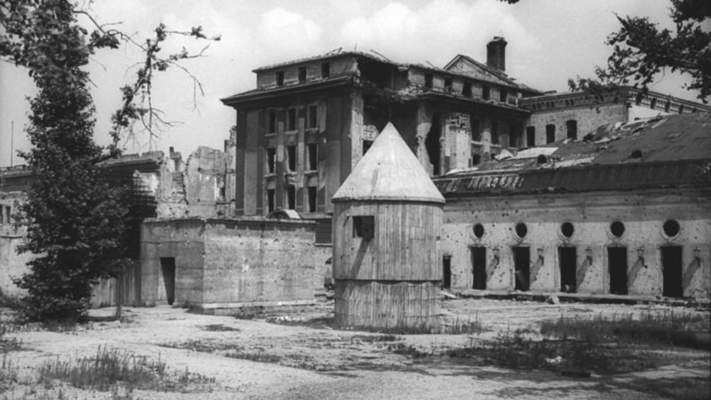 Lüftungsturm des Bunkers vor der zerstörten Reichskanzlei