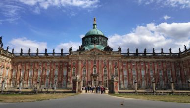 Das Schloss Neues Palais im Park Sanssouci in Potsdam