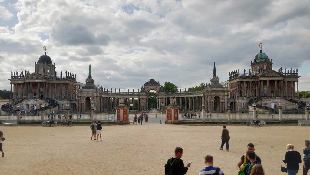 Das Schloss Neues Palais im Park Sanssouci in Potsdam