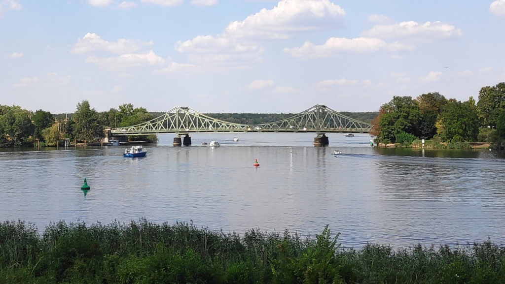 Glienicker Brücke zwischen Potsdam und Berlin, auch bekannt als Agentenbrücke