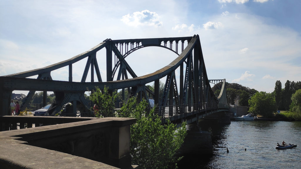 Glienicker Brücke zwischen Potsdam und Berlin, auch bekannt als Agentenbrücke