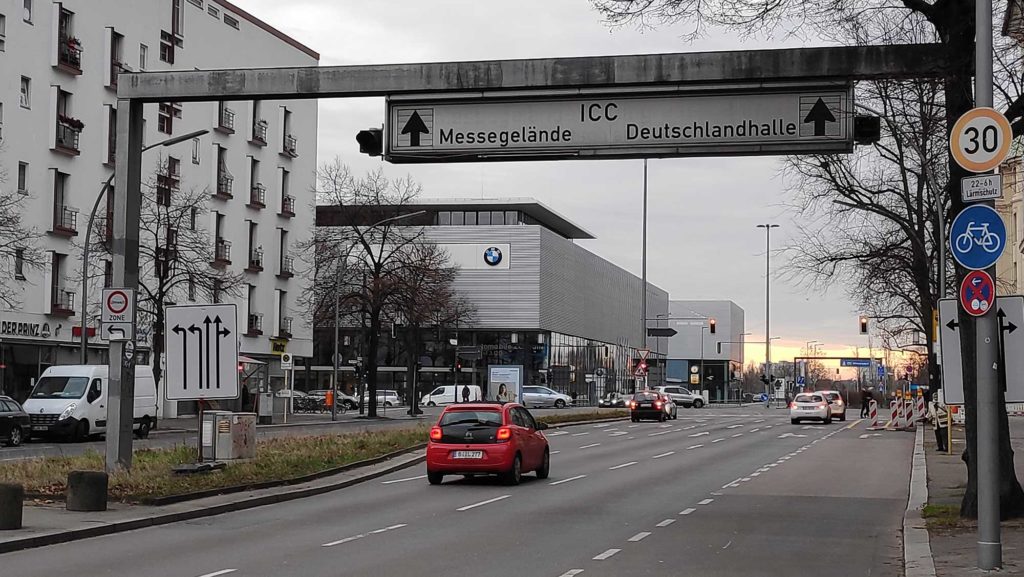 Die Deutschlandhalle existiert nicht mehr, das Straßenschild hat überlebt. Foto: Fabian Schweyher