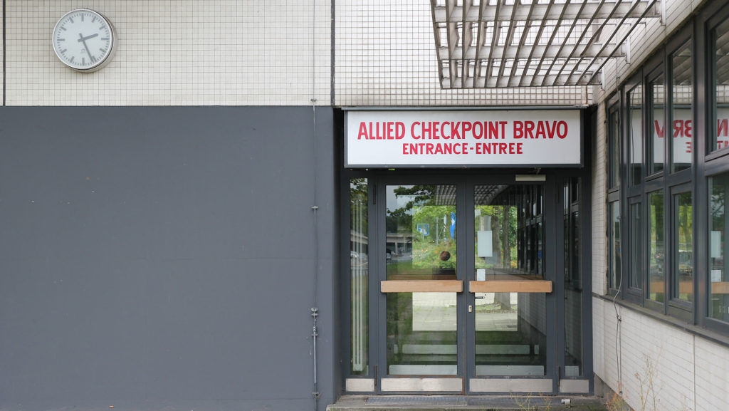 Drewitz Dreilinden Grenzkontrollstelle DDR Checkpoint Bravo Berlin