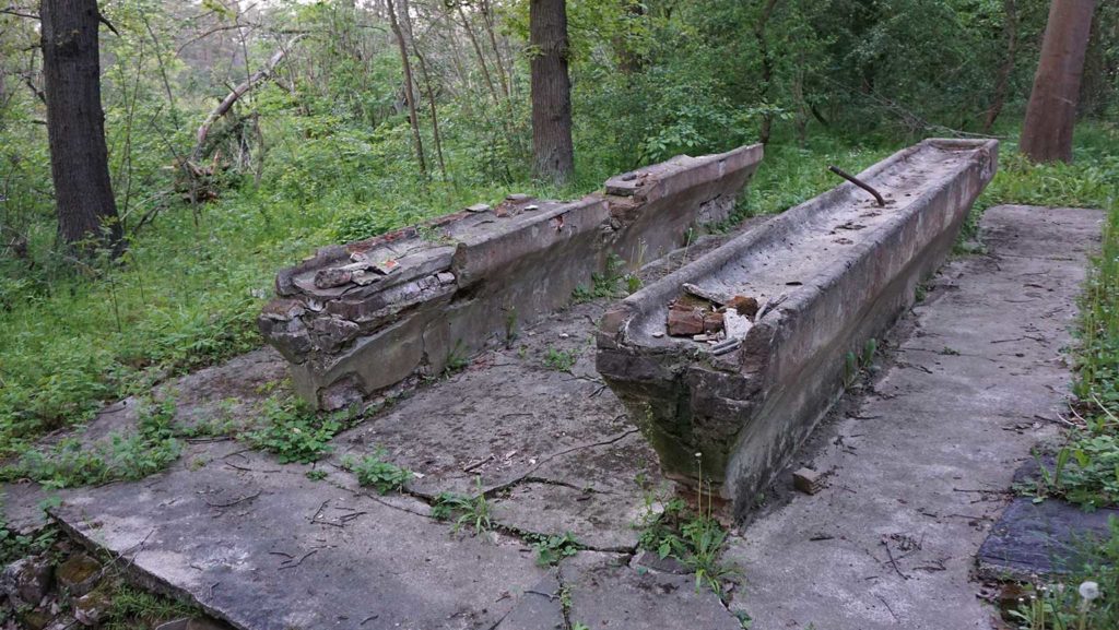 Auf einem Rundweg passieren die Besucher zahlreiche Zeugnisse der Vergangenheit. Hier sind zwei Waschbasins zu sehen.