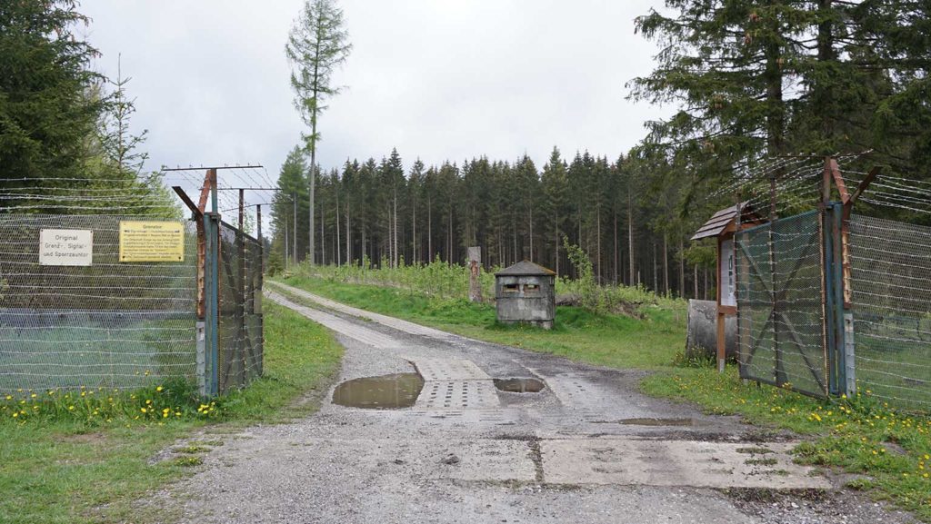 In dem Grenzmuseum Sorge sind viele ehemalige Anlagen an der deutsch-deutschen Grenze erhalten geblieben. Im weiträumigen Sperrgebiet im DDR-Hinterland lag rund zwei Kilometer vor der Grenze entfernt ein erster Grenzzaun. Jetzt steht das Tor weit offen.