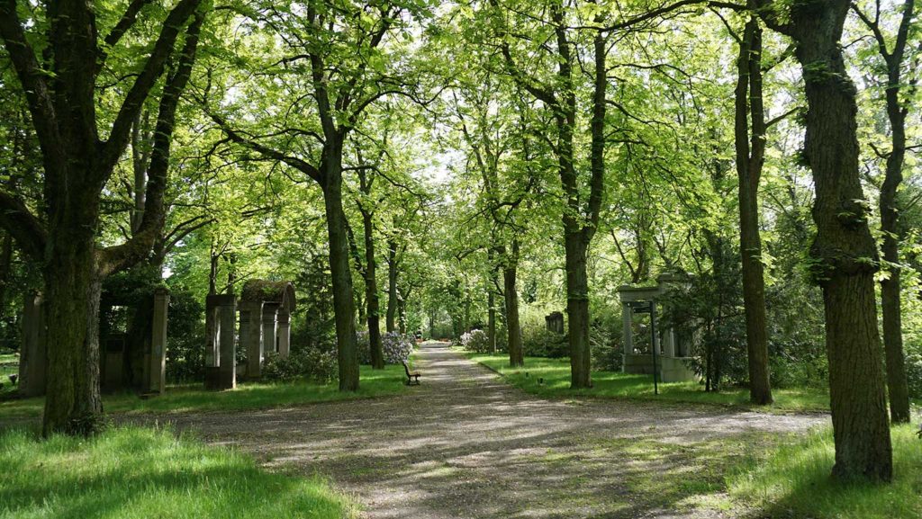Der baumreiche Friedhof umfasst rund 32 Hektar Fläche.