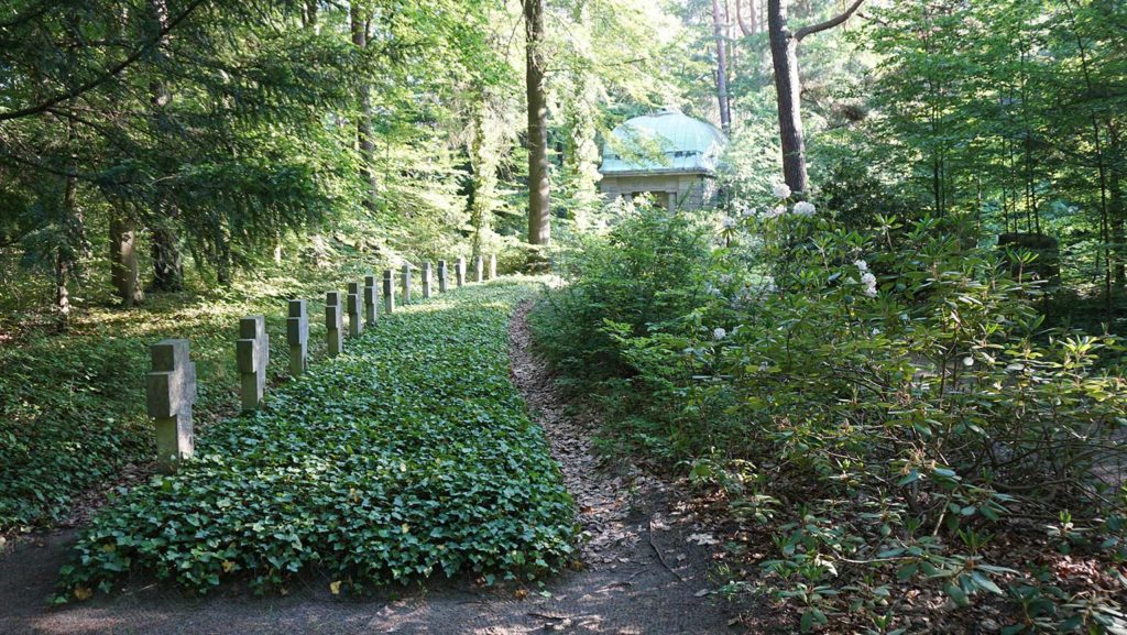 Die erste Bestattung auf dem Wilmersdorfer Waldfriedhof Güterfelde fand im Jahr 1913 statt. Es handelt sich um einen Berliner Friedhof, der allerdings in Brandenburg liegt.