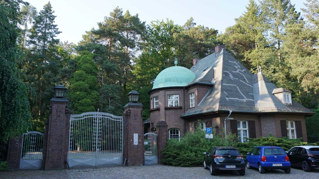 Das Eingangstor und das Verwaltungsgebäude des Wilmersdorfer Waldfriedhofs Güterfelde.