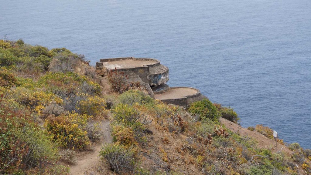 Direkt an der Steilküste liegt in Santa Ursula auf Teneriffa dieser Bunker.