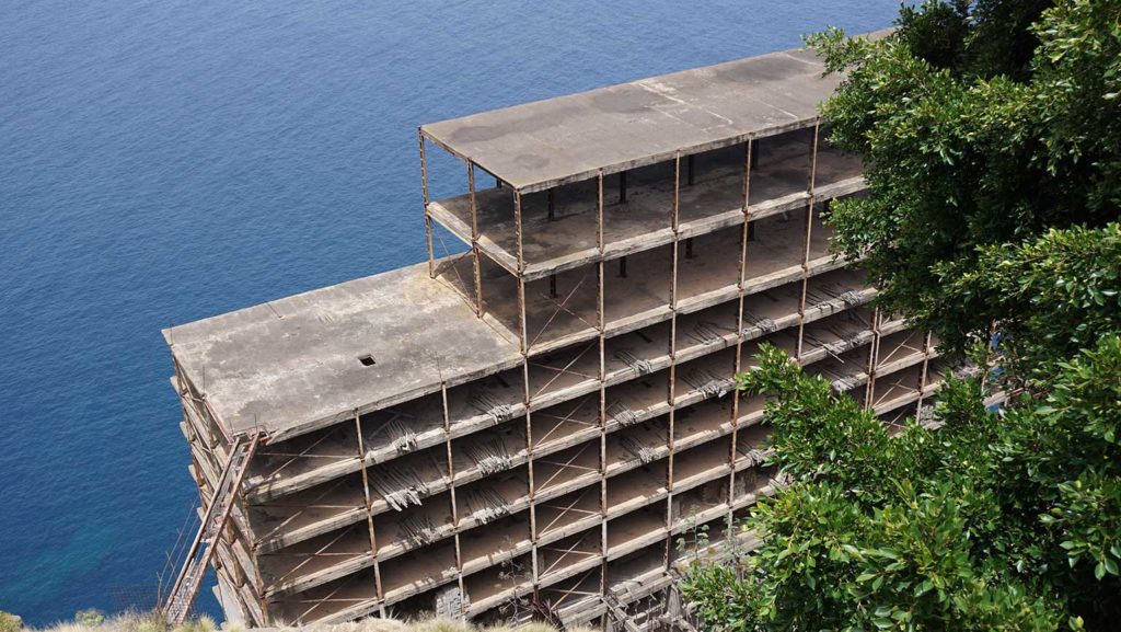 Ein Schandfleck oder ein Lost Place? Wahrscheinlich beides ist diese Hotel-Ruine auf der Kanareninsel Teneriffa. Das eindrückliche Gebäude wird in der Bevölkerung auch "el esqueleto genant, also: das Skelett. Mehr als ein Gebäudeskelett ist es auch nicht.