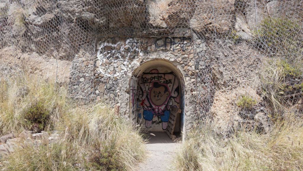 Der Bunker-Eingang befindet sich in einer Bergspitze nahe San Andrés auf Teneriffa.
