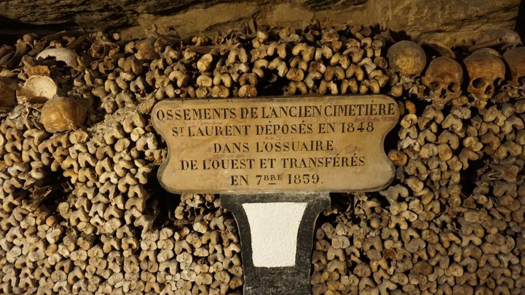 Auf zahlreichen überbelegten Friedhöfe wurden die Toten exhumiert.