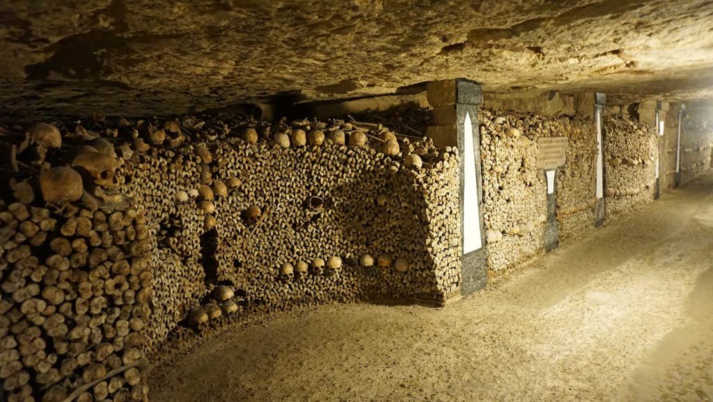 Die Katakomben entstanden aus ehemaligen Steinbrüchen unter Paris.