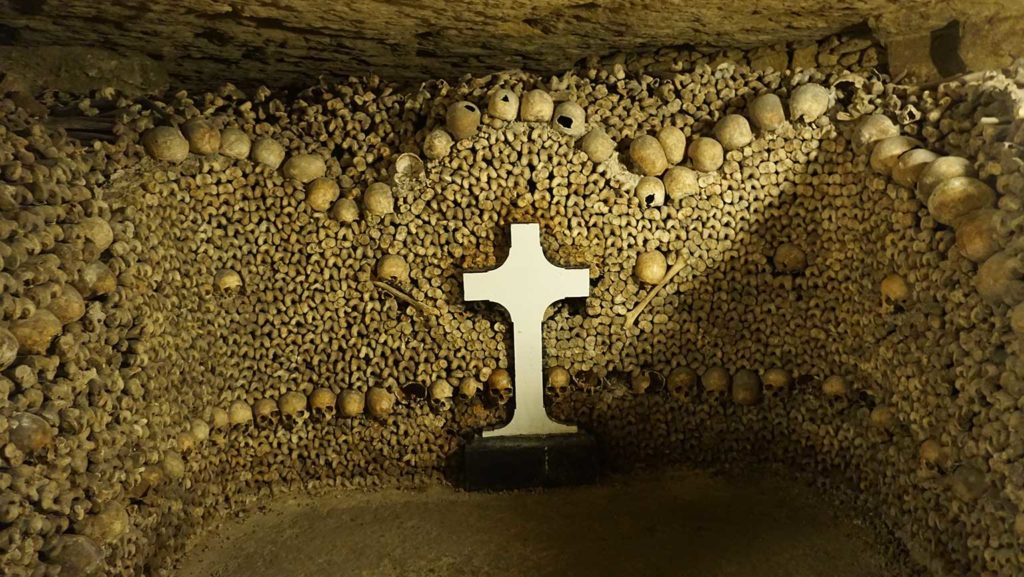 Die Knochen in den Katakomben wurden beinahe künstlerisch zur Schau gestellt.
