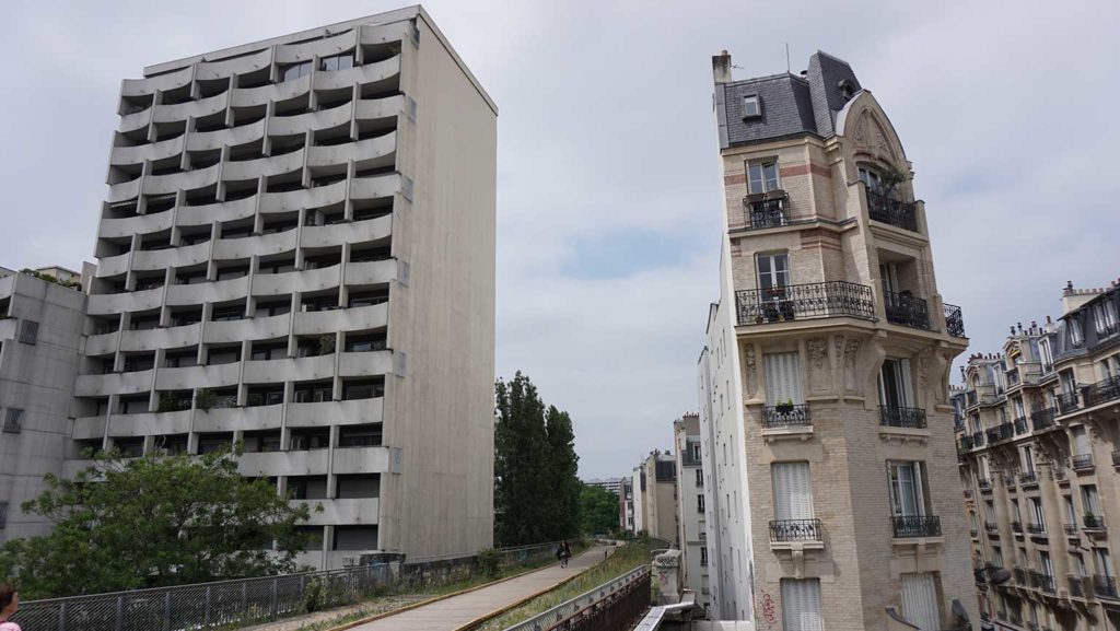 Mitten durch die Häuserschluchten von Paris schlängelt sich eine ehemalige Eisenbahnstrecke: die Petite Ceinture (Kleine Ringbahn).