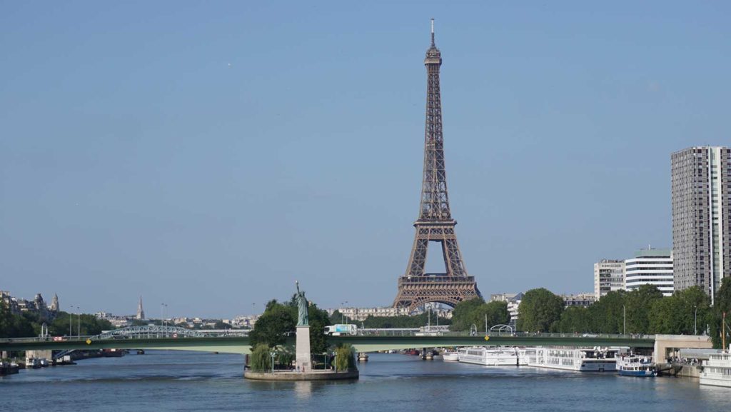 Original und Duplikat: Die Freiheitsstatue steht in Paris.