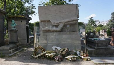 Der Schriftsteller wurde auf dem Friedhof Père Lachaise bestattet.