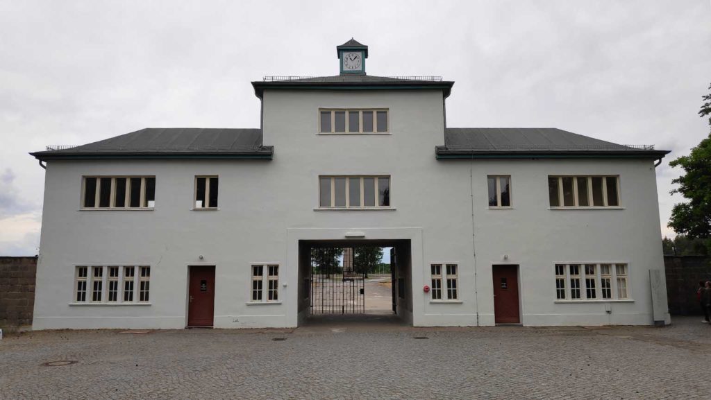 Das Eingangsgebäude zum früheren KZ Sachsenhausen. 