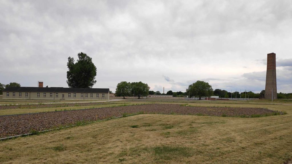 Außerhalb des KZ wurde das Außenlager Klinkerwerk eingerichtet. Dort befindet sich ebenso eine Gedenkstätte.