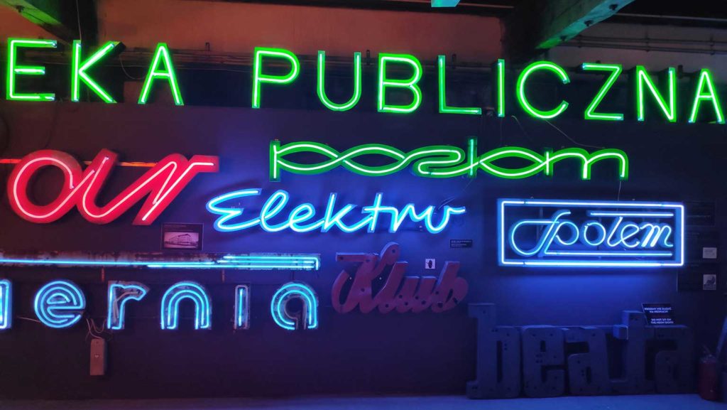 In Warschau gibt es ein ganz besonderes Museum: das Neon Muzeum. Der Name ist Programm.