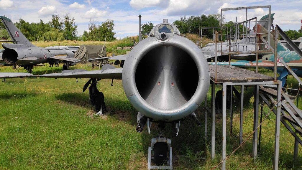 Die typische Frontansicht eines alten MiG-Kampfflugzeugs.