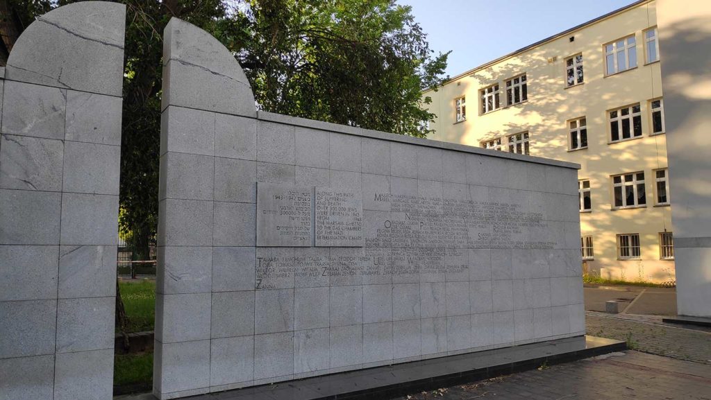 Das heutige Denkmal mit eingravierten Namen wurde 1988 errichtet.