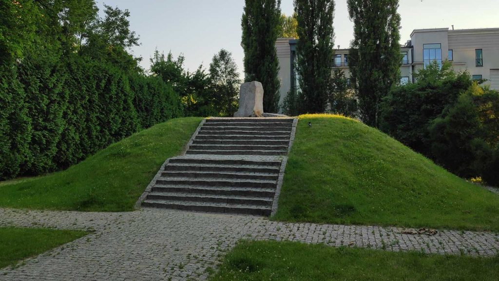 Als die Nazis den Warschauer Ghettoa-Austand niederschlugen, versteckten sich die Aufständischen in Bunkern. Einer davon war der Anielewicz-Bunker. Dort wurden sie von den deutschen Einheiten ausgemacht und umgebracht. 