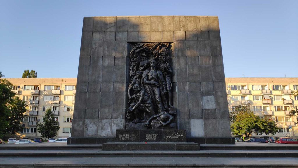 Das Warschauer Ghetto-Ehrenmal erinnert an den Ghetto-Aufstand. Bekannt wurde es mit dem Kniefall von Bundeskanzler Willy Brandt im Jahr 1970.