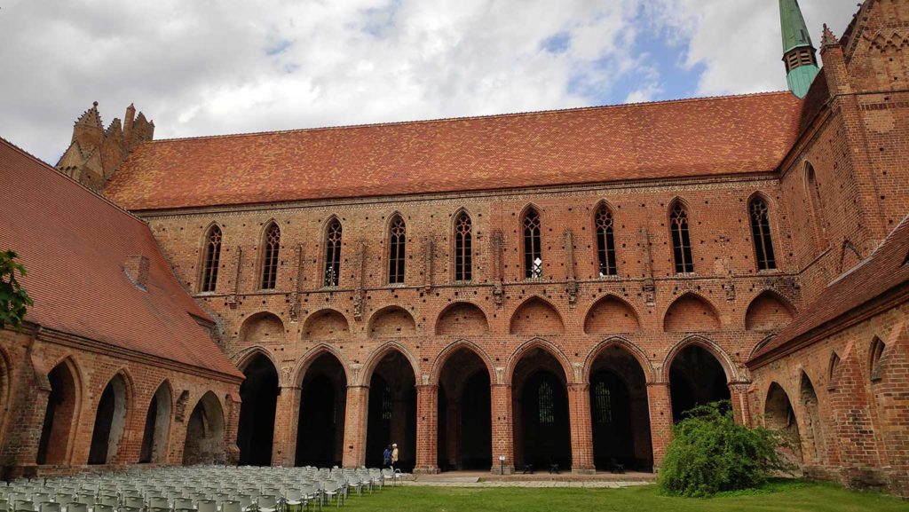 Der Bau der Klosteranlage geht auf das Jahr 1273 zurück. Mit der Reformation wurde das Kloster Chorin aufgegeben. Zwischenzeitlich diente es daher weltlichen Zwecken, unter anderem als Stall. 